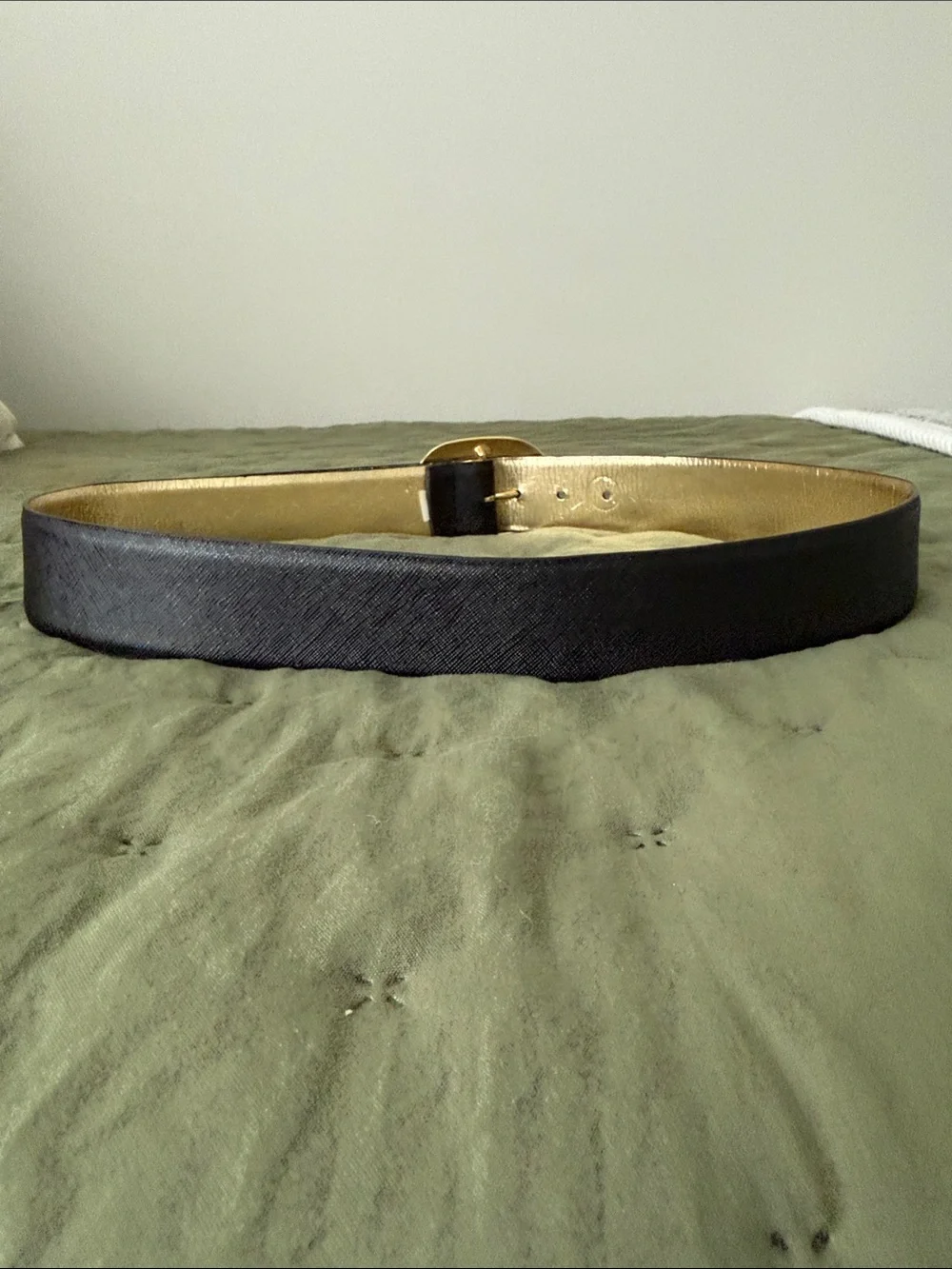 Saks Fifth Avenue Black Genuine Leather Belt Gold Oval Buckle Medium